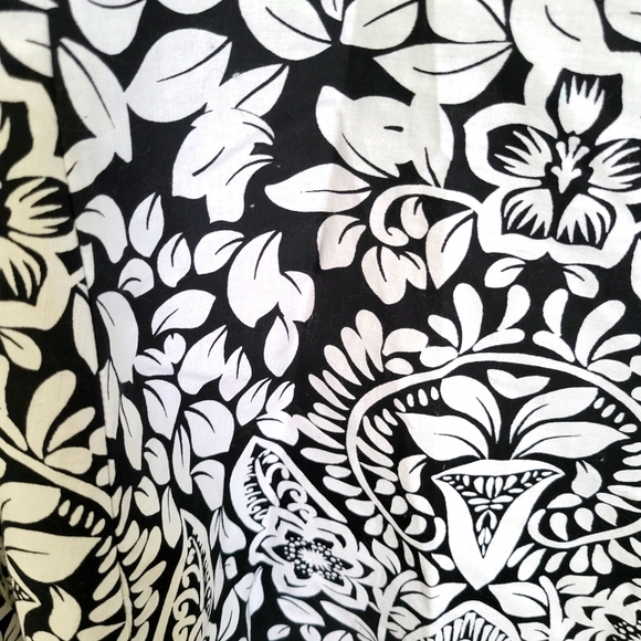 Black and white cocktail dress. Halter top with crinoline underneath. Size small - Picture 4 of 8